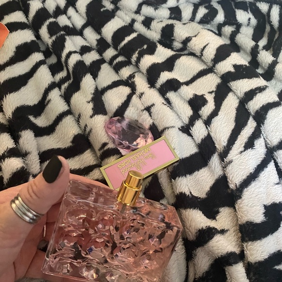 Is brand-new and authentic just don’t like the smell - Picture 7 of 7